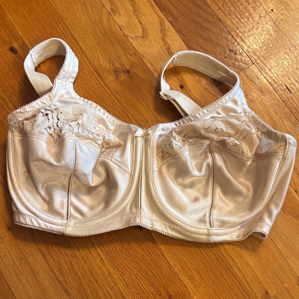 Lilyette Romantic Satin Lace Underwire Bra in Cream 34DDD